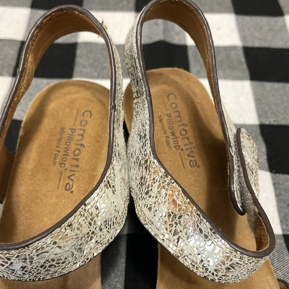 Comfortiva Abria Grey Flower Leather Wedge Sandals Pillowtop Memory Foam Sz 10W